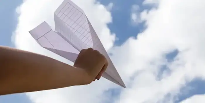 Como fazer avião de papel